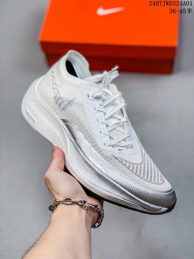 公司级真碳板 Zoomx Vaporfly Next%马拉松二代 使用全新 Vaporweave 科技打造鞋面，中底搭载 Zoomx 缓震科技 中底内里搭配全掌