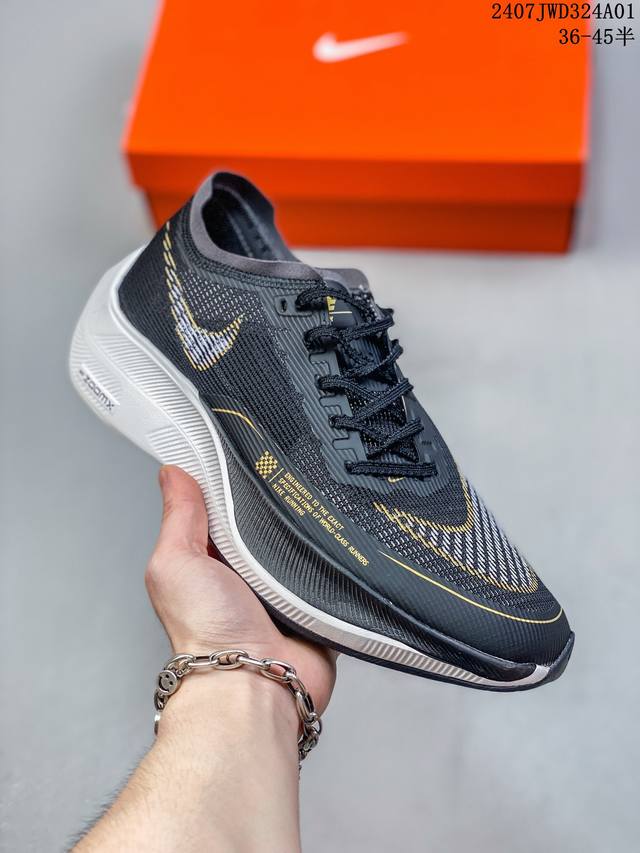 公司级真碳板 Zoomx Vaporfly Next%马拉松二代 使用全新 Vaporweave 科技打造鞋面，中底搭载 Zoomx 缓震科技 中底内里搭配全掌