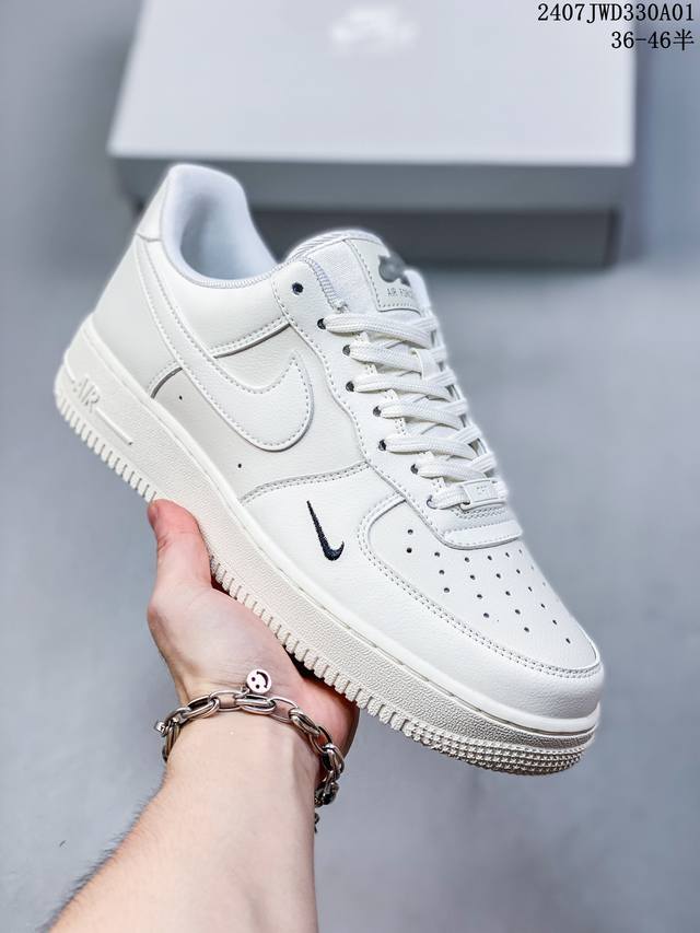 公司级带半码耐克nike Air Force 1 Low 空军一号低帮百搭休闲运动板鞋。柔软、弹性十足的缓震性能和出色的中底设计，横跨复古与现代的外型结合，造就