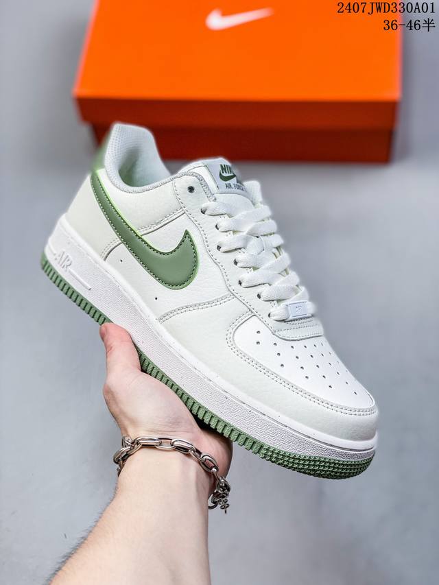 公司级带半码耐克nike Air Force 1 Low 空军一号低帮百搭休闲运动板鞋。柔软、弹性十足的缓震性能和出色的中底设计，横跨复古与现代的外型结合，造就