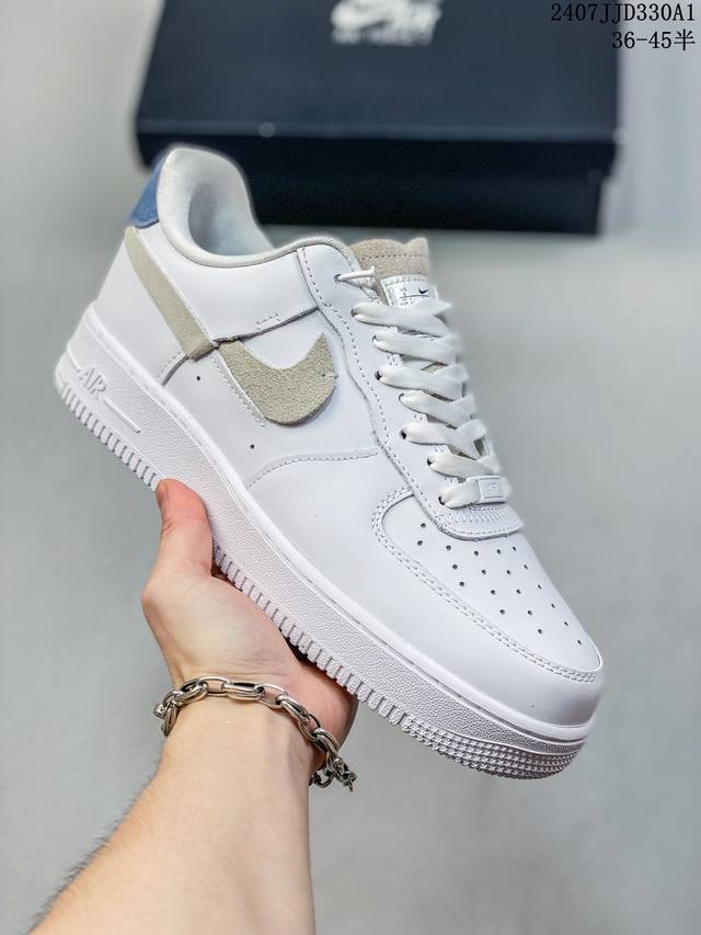 公司级带半码耐克nike Air Force 1 Low 空军一号低帮百搭休闲运动板鞋。柔软、弹性十足的缓震性能和出色的中底设计，横跨复古与现代的外型结合，造就