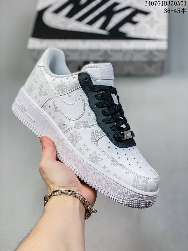 公司级带半码耐克nike Air Force 1 Low 空军一号低帮百搭休闲运动板鞋。柔软、弹性十足的缓震性能和出色的中底设计，横跨复古与现代的外型结合，造就