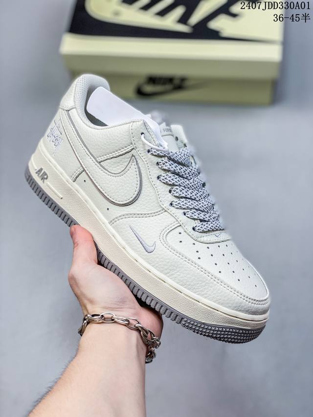 公司级带半码耐克nike Air Force 1 Low 空军一号低帮百搭休闲运动板鞋。柔软、弹性十足的缓震性能和出色的中底设计，横跨复古与现代的外型结合，造就