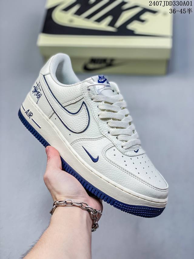 公司级带半码耐克nike Air Force 1 Low 空军一号低帮百搭休闲运动板鞋。柔软、弹性十足的缓震性能和出色的中底设计，横跨复古与现代的外型结合，造就