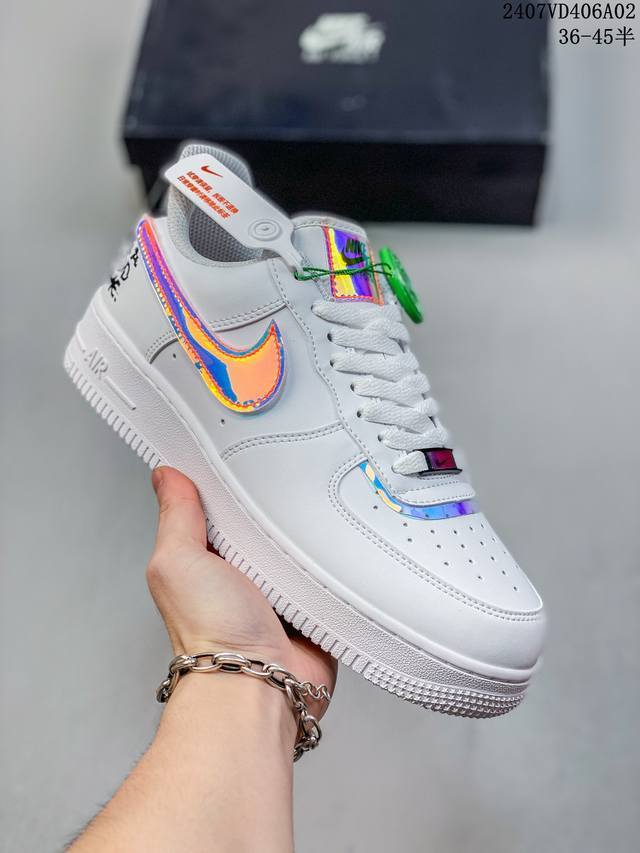 福利特价耐克nike Air Force 1 Low 空军一号低帮百搭休闲运动板鞋。柔软、弹性十足的缓震性能和出色的中底设计，横跨复古与现代的外型结合，造就出风