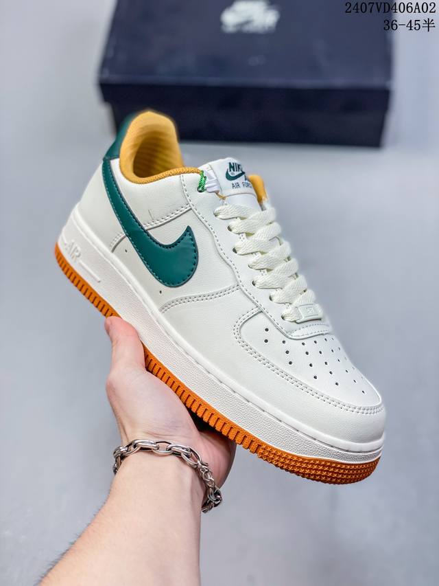 福利特价耐克nike Air Force 1 Low 空军一号低帮百搭休闲运动板鞋。柔软、弹性十足的缓震性能和出色的中底设计，横跨复古与现代的外型结合，造就出风