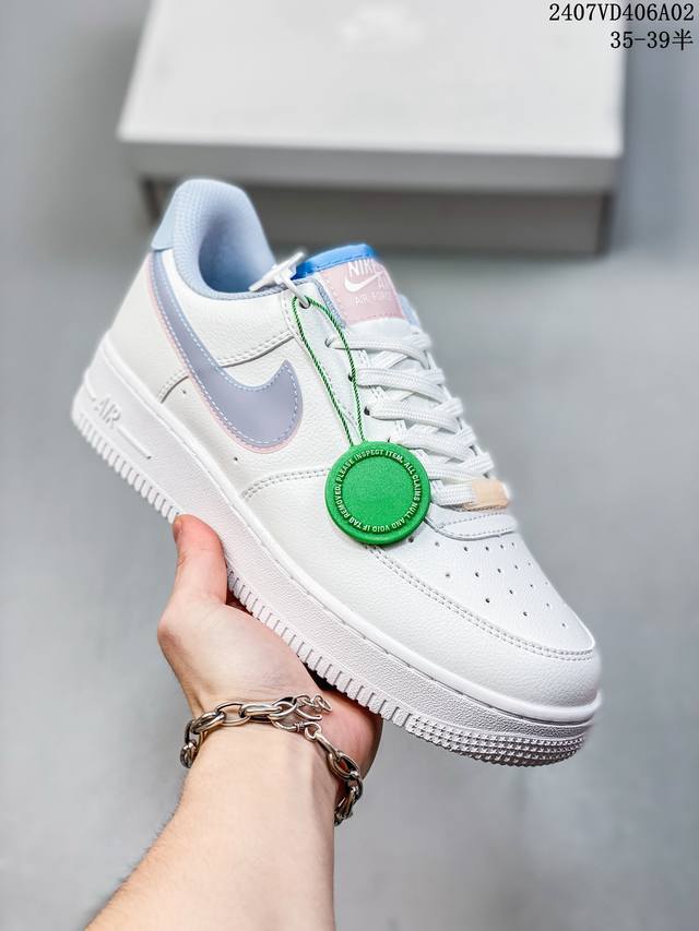 福利特价耐克nike Air Force 1 Low 空军一号低帮百搭休闲运动板鞋。柔软、弹性十足的缓震性能和出色的中底设计，横跨复古与现代的外型结合，造就出风