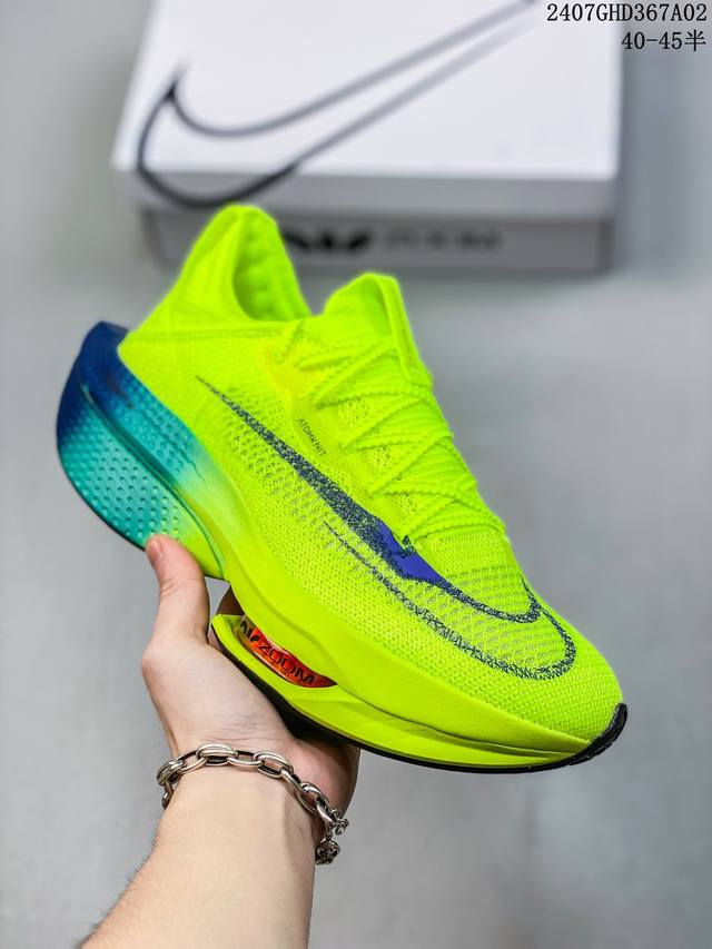 Nike Vaporfly Next% 3 整体采用前作的设计语言，并且对后者的细节进行升级，整体设计大概包括三点：Nike Air Zoom Alphafly