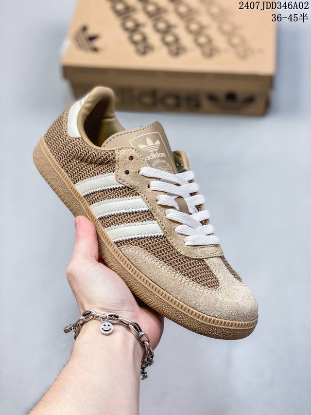 Adidas Originals Samba 阿迪达斯 低帮 棕色 男女同款 桑巴低邦运动休闲鞋 鞋身整体以棕色华夫格打造，搭配棕色翻毛皮经典t字形鞋头，鞋身两