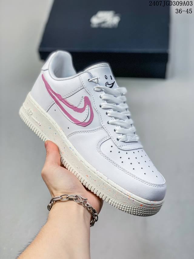 公司级带半码 Nk Air Force 1‘07 Low 空军一号低帮休闲板鞋 鞋款采用再生材料制成，混合了皮革、网眼和绒面革。侧面的双 Swooshes、“8