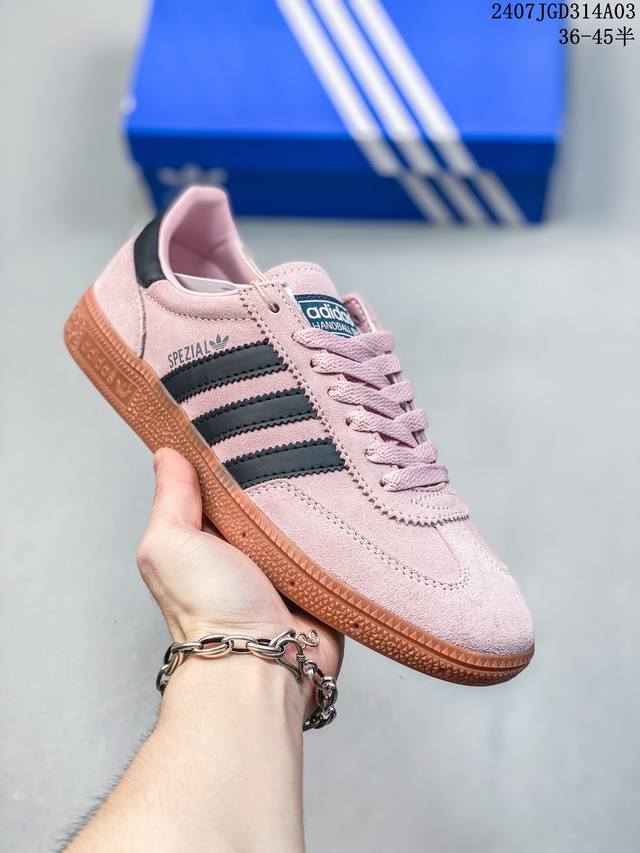 阿迪达斯 Adidas Handball Spezial 三叶草学院风复古休闲德训板鞋 橡胶底柔软皮革经典运动鞋男女士鞋。圆头、缝合拼接设计、正面绑带、鞋舌部位