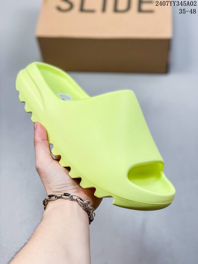 35－48 West X Adidas Yeezy Slide Glow Green 椰子户外风格沙滩涉水百搭运动穿搭拖鞋拖鞋 Yeezy Slide 采用 E