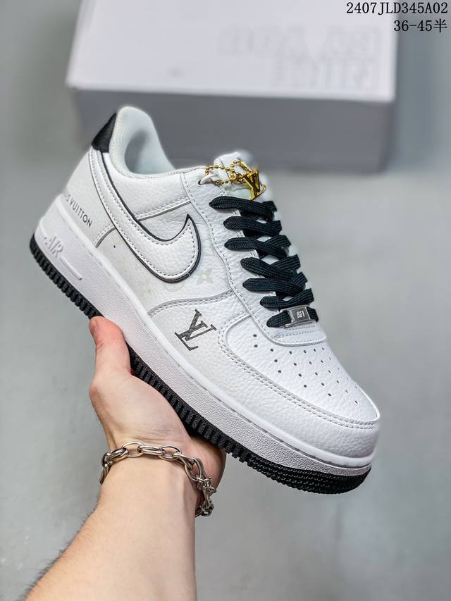 真标带半码 Nk Air Force 1‘07 Low 空军一号低帮休闲板鞋 鞋款采用再生材料制成，混合了皮革、网眼和绒面革。侧面的双 Swooshes、“82