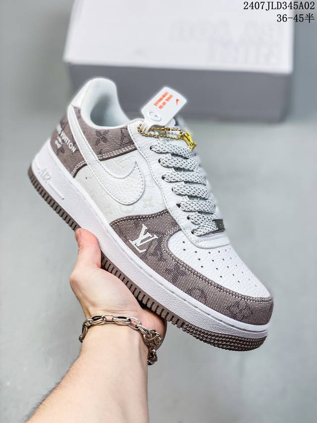 真标带半码 Nk Air Force 1‘07 Low 空军一号低帮休闲板鞋 鞋款采用再生材料制成，混合了皮革、网眼和绒面革。侧面的双 Swooshes、“82