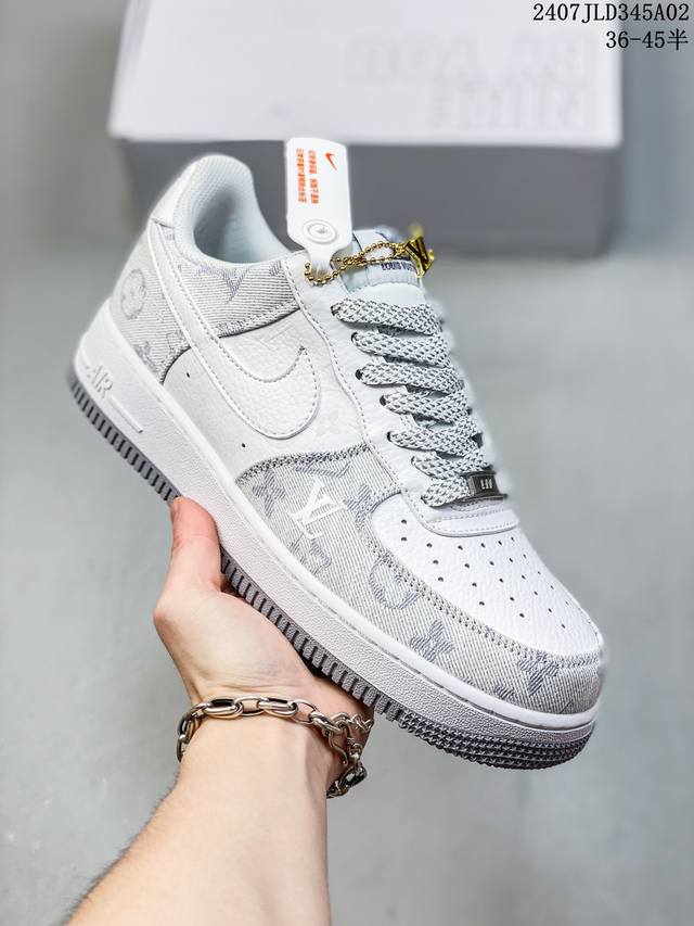 真标带半码 Nk Air Force 1‘07 Low 空军一号低帮休闲板鞋 鞋款采用再生材料制成，混合了皮革、网眼和绒面革。侧面的双 Swooshes、“82