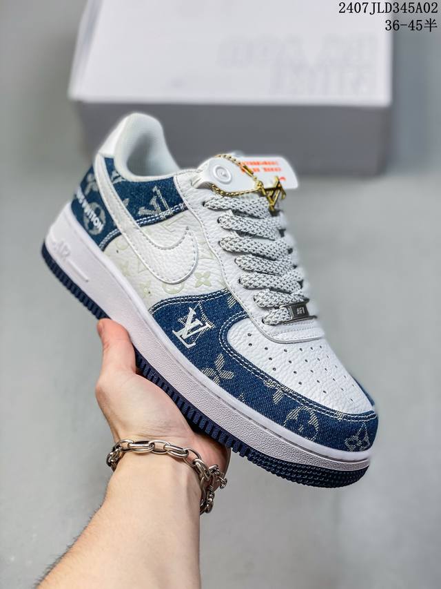 真标带半码 Nk Air Force 1‘07 Low 空军一号低帮休闲板鞋 鞋款采用再生材料制成，混合了皮革、网眼和绒面革。侧面的双 Swooshes、“82