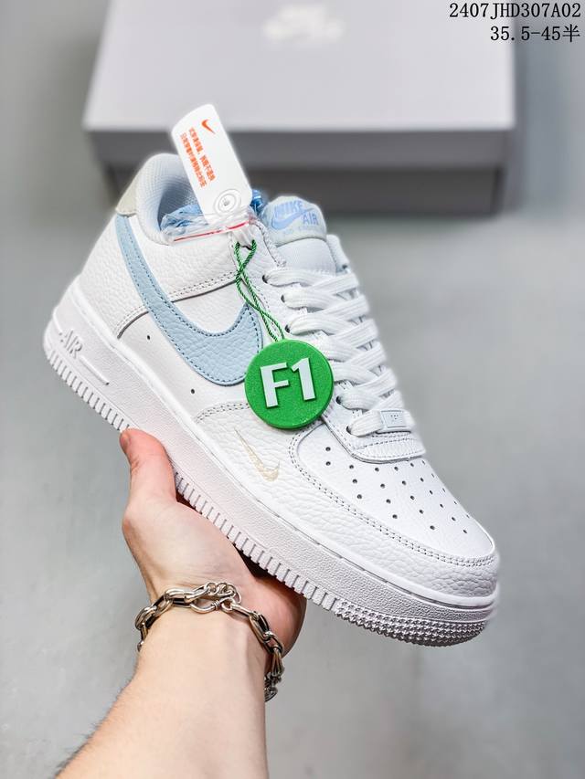 公司级带半码 Nk Air Force 1‘07 Low 空军一号低帮休闲板鞋 鞋款采用再生材料制成，混合了皮革、网眼和绒面革。侧面的双 Swooshes、“8