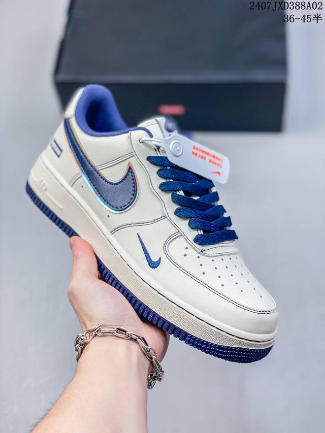 公司级带半码 Nk Air Force 1‘07 Low 空军一号低帮休闲板鞋 鞋款采用再生材料制成，混合了皮革、网眼和绒面革。侧面的双 Swooshes、“8