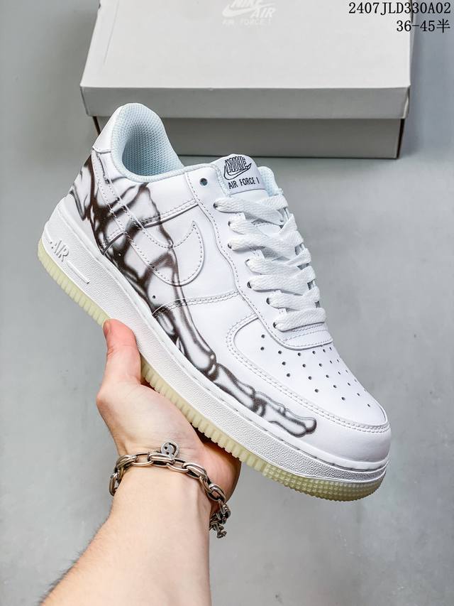 公司级带半码 Nk Air Force 1‘07 Low 空军一号低帮休闲板鞋 鞋款采用再生材料制成，混合了皮革、网眼和绒面革。侧面的双 Swooshes、“8