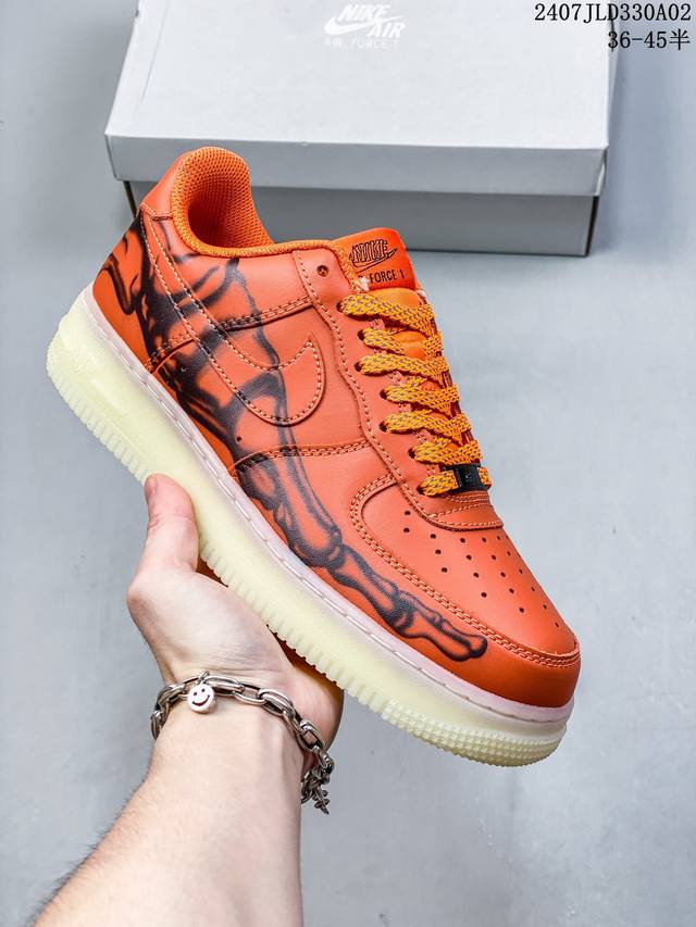 公司级带半码 Nk Air Force 1‘07 Low 空军一号低帮休闲板鞋 鞋款采用再生材料制成，混合了皮革、网眼和绒面革。侧面的双 Swooshes、“8