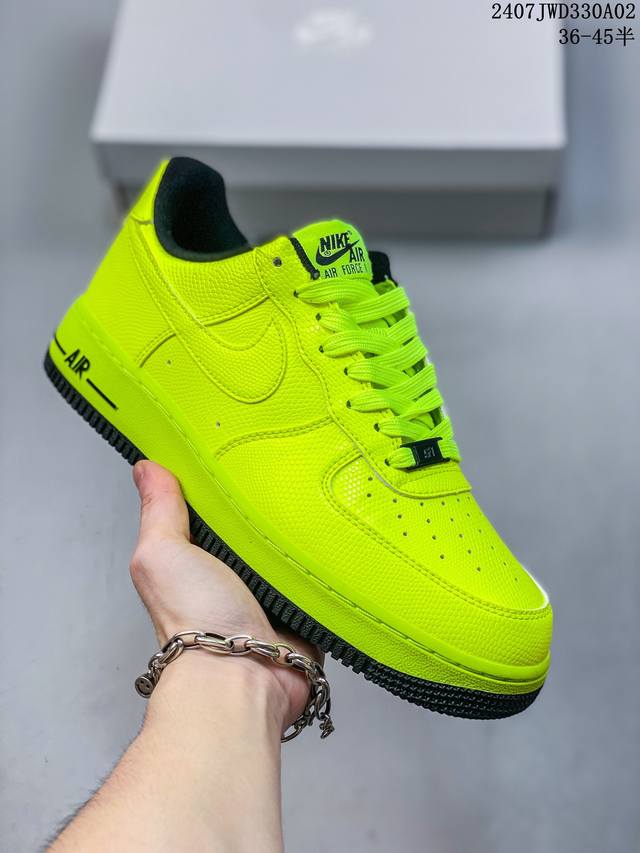 公司级带半码 Nk Air Force 1‘07 Low 空军一号低帮休闲板鞋 鞋款采用再生材料制成，混合了皮革、网眼和绒面革。侧面的双 Swooshes、“8