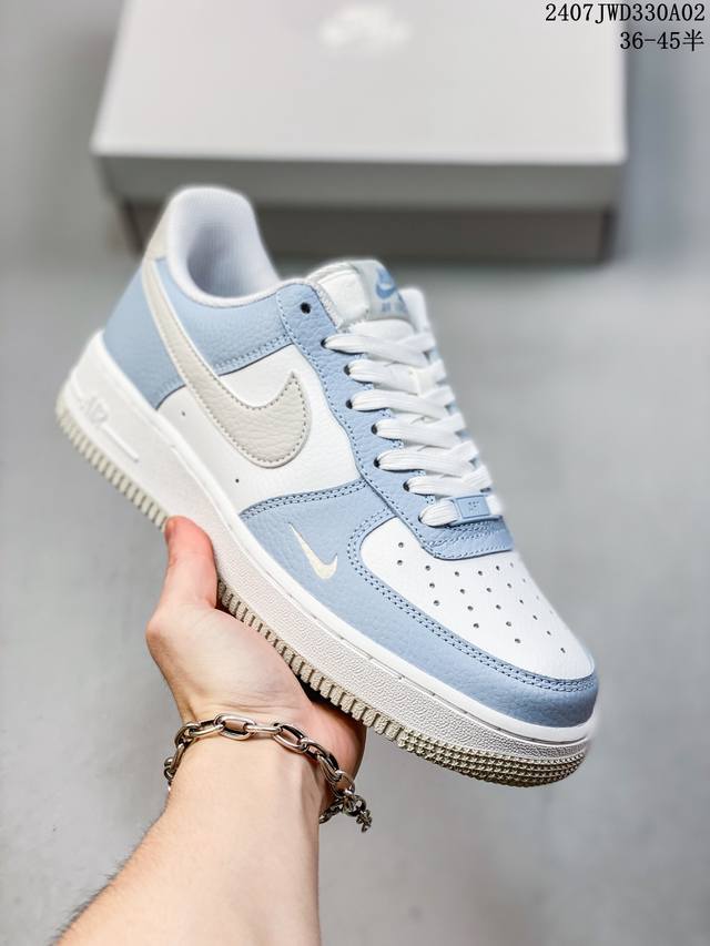 公司级带半码 Nk Air Force 1‘07 Low 空军一号低帮休闲板鞋 鞋款采用再生材料制成，混合了皮革、网眼和绒面革。侧面的双 Swooshes、“8