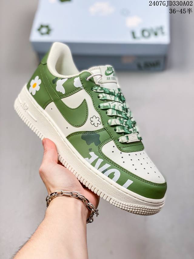 Nk Air Force 1‘07 Low 空军一号低帮休闲板鞋 鞋款采用再生材料制成，混合了皮革、网眼和绒面革。侧面的双 Swooshes、“82”品牌的鞋舌