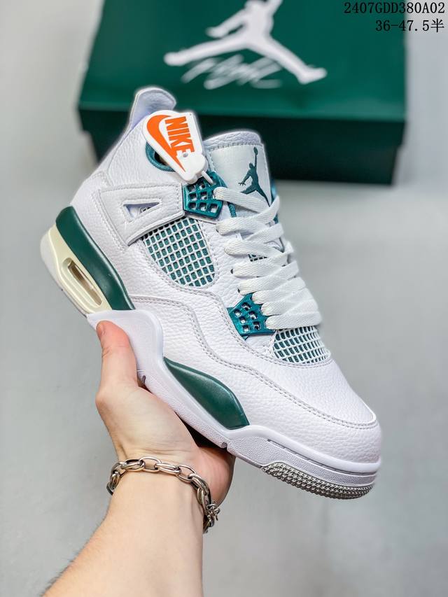 真标带半码 Air Jordan 4 Retro Aj4 乔丹4代 Aj4 乔4 乔丹篮球鞋系列 以黑色色调为主线，细节则注入蓝色彰显运动活力，更具沉稳气质，也