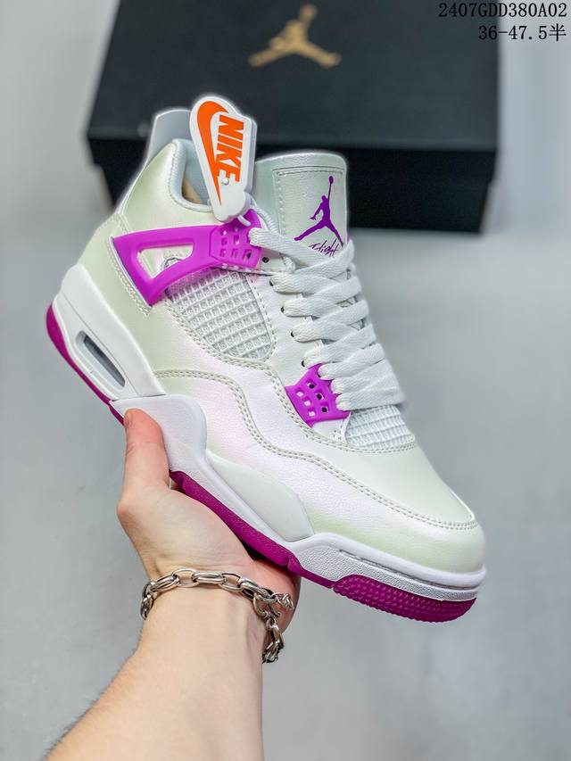 真标带半码 Air Jordan 4 Retro Aj4 乔丹4代 Aj4 乔4 乔丹篮球鞋系列 以黑色色调为主线，细节则注入蓝色彰显运动活力，更具沉稳气质，也