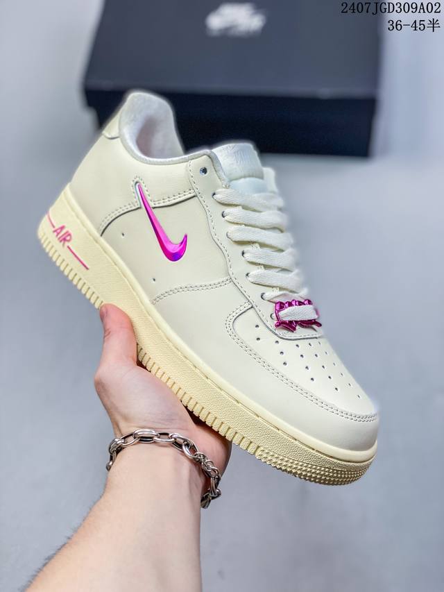 公司级带半码耐克nike Air Force 1 Low 空军一号低帮百搭休闲运动板鞋。柔软、弹性十足的缓震性能和出色的中底设计，横跨复古与现代的外型结合，造就