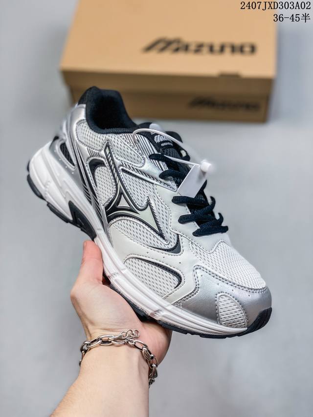 美津浓mizuno Speed 2K 网面复古透气减震慢跑鞋！ Speed 2K 运动鞋以其透气、缓震和舒适的特点受到许多跑者的喜爱。这款鞋子采用了多层拼接技术