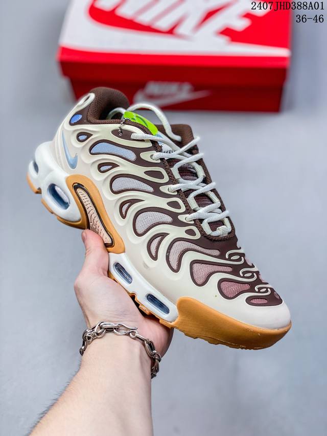 公司级耐克nike Air Maxplus Drift休闲气垫缓震跑步运动鞋 造型超讨喜！鞋面以帆布和织物材质包裹，保证了轻薄透气，更适合夏季穿着。鞋侧 鱼骨