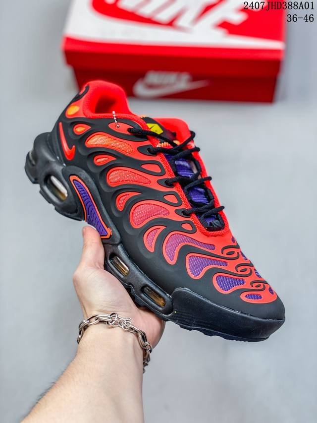 公司级耐克nike Air Maxplus Drift休闲气垫缓震跑步运动鞋 造型超讨喜！鞋面以帆布和织物材质包裹，保证了轻薄透气，更适合夏季穿着。鞋侧 鱼骨