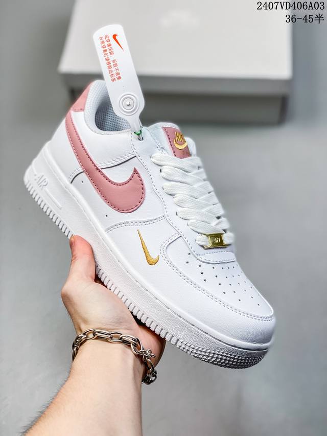 福利特价 Nk Air Force 1‘07 Low 空军一号低帮休闲板鞋 鞋款采用再生材料制成，混合了皮革、网眼和绒面革。侧面的双 Swooshes、“82”