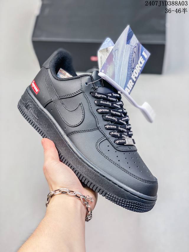 Nk Air Force 1‘07 Low 空军一号低帮休闲板鞋 鞋款采用再生材料制成，混合了皮革、网眼和绒面革。侧面的双 Swooshes、“82”品牌的鞋舌