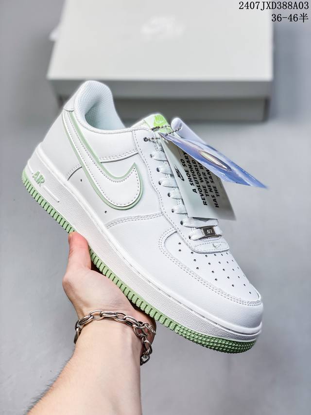 Nk Air Force 1‘07 Low 空军一号低帮休闲板鞋 鞋款采用再生材料制成，混合了皮革、网眼和绒面革。侧面的双 Swooshes、“82”品牌的鞋舌