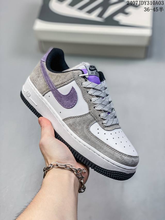 公司级带半码 Nk Air Force 1‘07 Low 空军一号低帮休闲板鞋 鞋款采用再生材料制成，混合了皮革、网眼和绒面革。侧面的双 Swooshes、“8