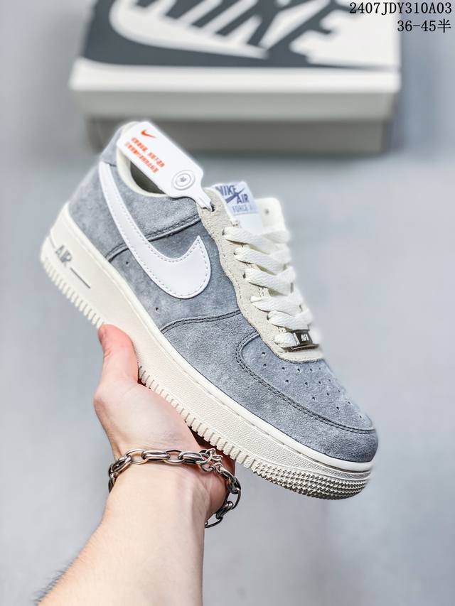 公司级带半码 Nk Air Force 1‘07 Low 空军一号低帮休闲板鞋 鞋款采用再生材料制成，混合了皮革、网眼和绒面革。侧面的双 Swooshes、“8