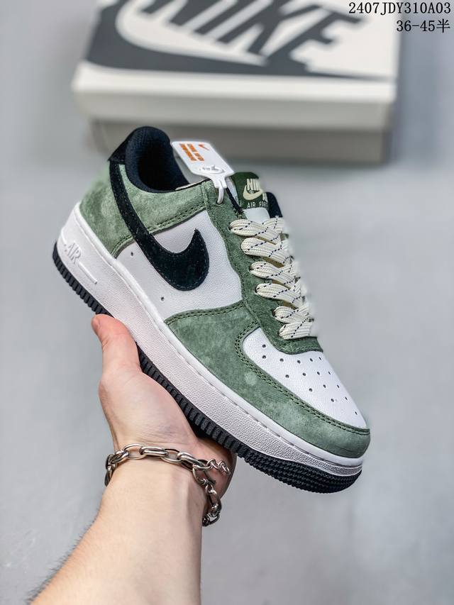 公司级带半码 Nk Air Force 1‘07 Low 空军一号低帮休闲板鞋 鞋款采用再生材料制成，混合了皮革、网眼和绒面革。侧面的双 Swooshes、“8