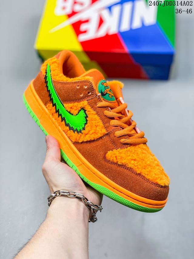 真标带半码 耐克nike Sb Dunk Low 扣篮系列复古低帮休闲运动滑板板鞋。采用脚感柔软舒适zoomair气垫，有效吸收滑板等极限运动在落地时带来的冲击