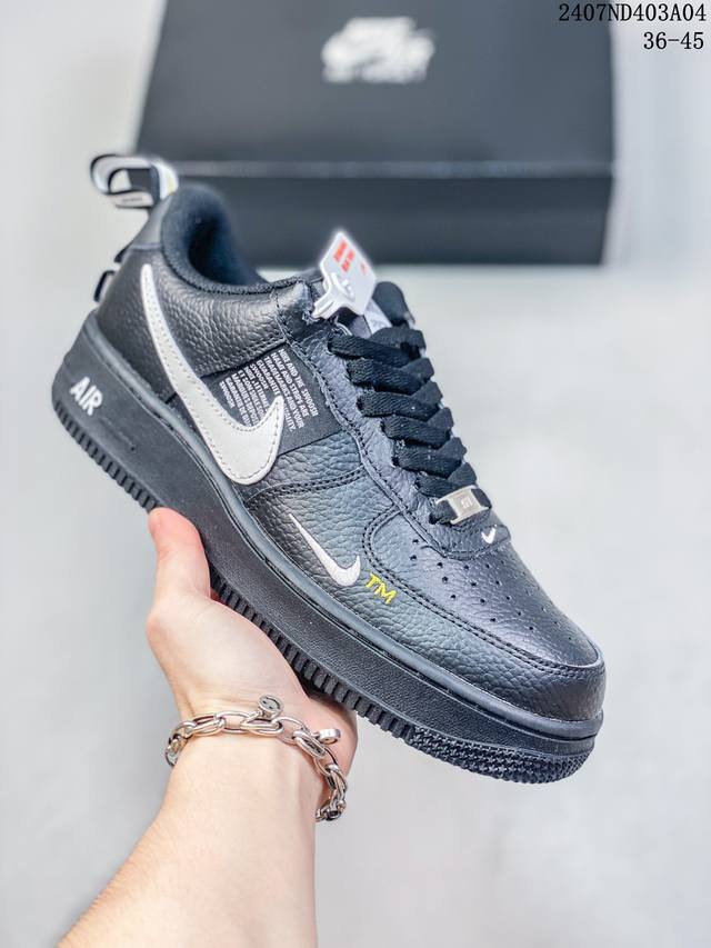 Nk Air Force 1‘07 Low 空军一号低帮休闲板鞋 鞋款采用再生材料制成，混合了皮革、网眼和绒面革。侧面的双 Swooshes、“82”品牌的鞋舌