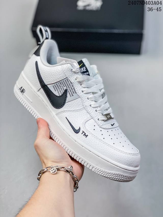 Nk Air Force 1‘07 Low 空军一号低帮休闲板鞋 鞋款采用再生材料制成，混合了皮革、网眼和绒面革。侧面的双 Swooshes、“82”品牌的鞋舌