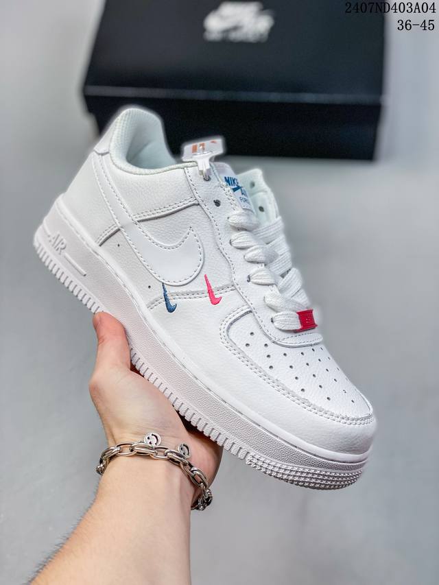 Nk Air Force 1‘07 Low 空军一号低帮休闲板鞋 鞋款采用再生材料制成，混合了皮革、网眼和绒面革。侧面的双 Swooshes、“82”品牌的鞋舌