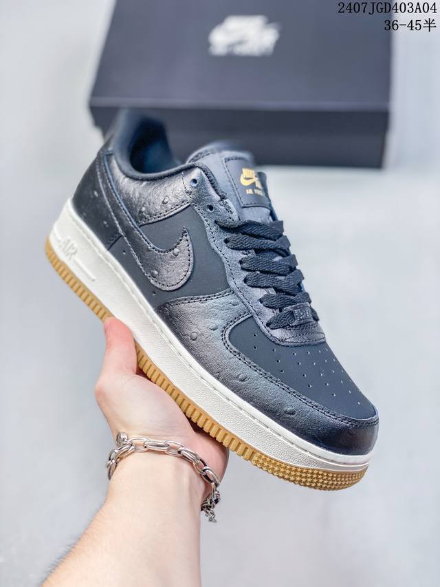 公司级带半码 Nk Air Force 1‘07 Low 空军一号低帮休闲板鞋 鞋款采用再生材料制成，混合了皮革、网眼和绒面革。侧面的双 Swooshes、“8