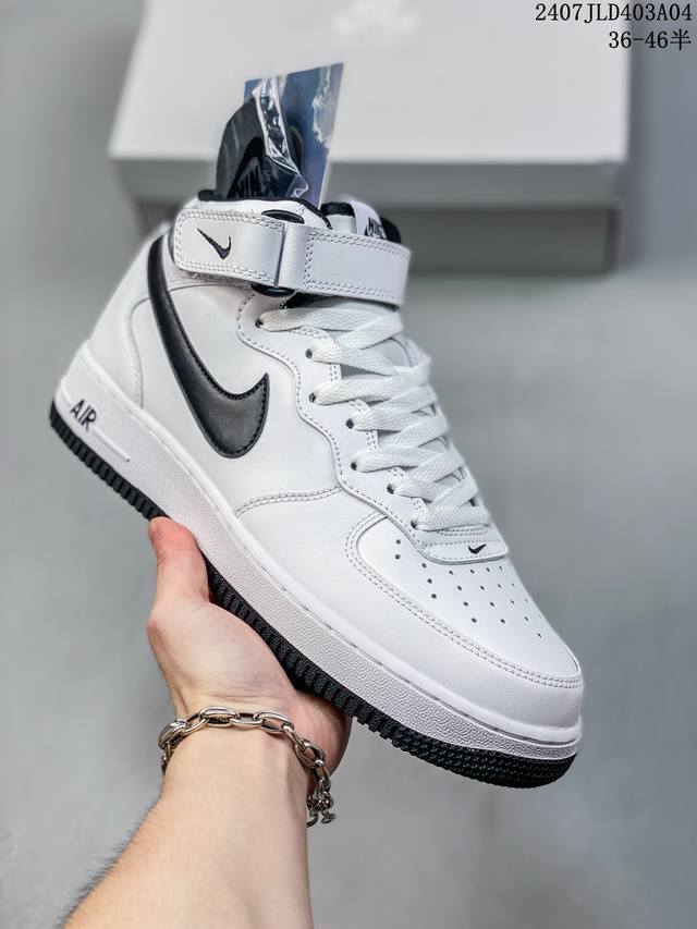 公司级带半码 Nk Air Force 1‘07 Low 空军一号低帮休闲板鞋 鞋款采用再生材料制成，混合了皮革、网眼和绒面革。侧面的双 Swooshes、“8