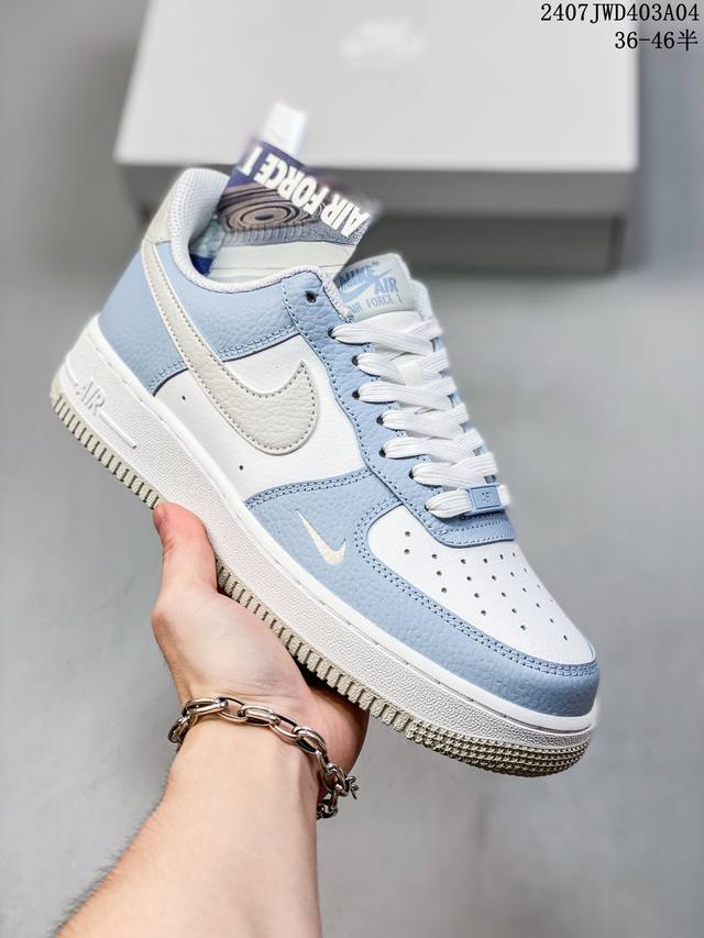 公司级带半码 Nk Air Force 1‘07 Low 空军一号低帮休闲板鞋 鞋款采用再生材料制成，混合了皮革、网眼和绒面革。侧面的双 Swooshes、“8