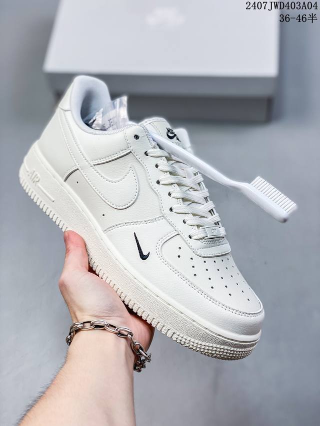 公司级带半码 Nk Air Force 1‘07 Low 空军一号低帮休闲板鞋 鞋款采用再生材料制成，混合了皮革、网眼和绒面革。侧面的双 Swooshes、“8