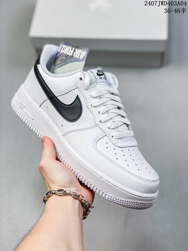 公司级带半码 Nk Air Force 1‘07 Low 空军一号低帮休闲板鞋 鞋款采用再生材料制成，混合了皮革、网眼和绒面革。侧面的双 Swooshes、“8