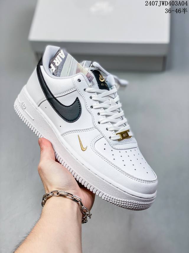 公司级带半码 Nk Air Force 1‘07 Low 空军一号低帮休闲板鞋 鞋款采用再生材料制成，混合了皮革、网眼和绒面革。侧面的双 Swooshes、“8