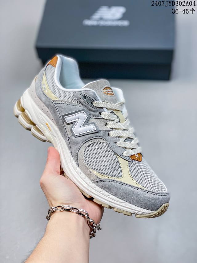 公司级new Balance 2002R 跑鞋 沿袭了面世之初的经典科技，以 Encap 中底配以升级版 N-Ergy 缓震物料。鞋面则采用特色的柔软麂皮搭以